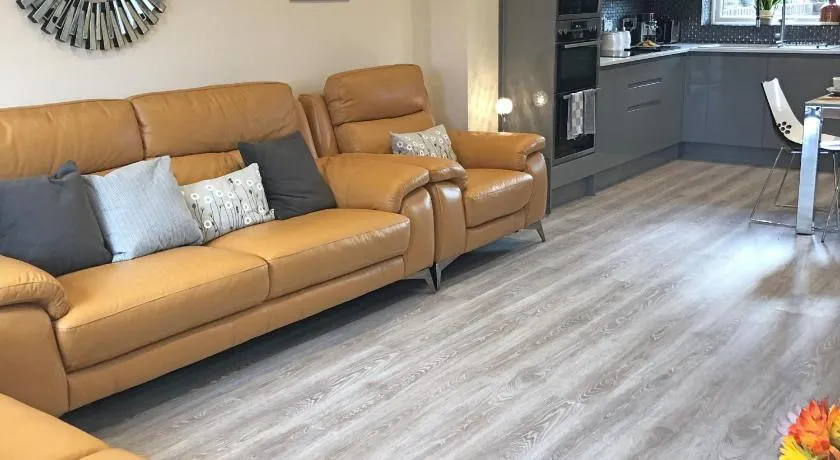 City Centre Town House with City Views and Free Parking 7FSBI - Image 1