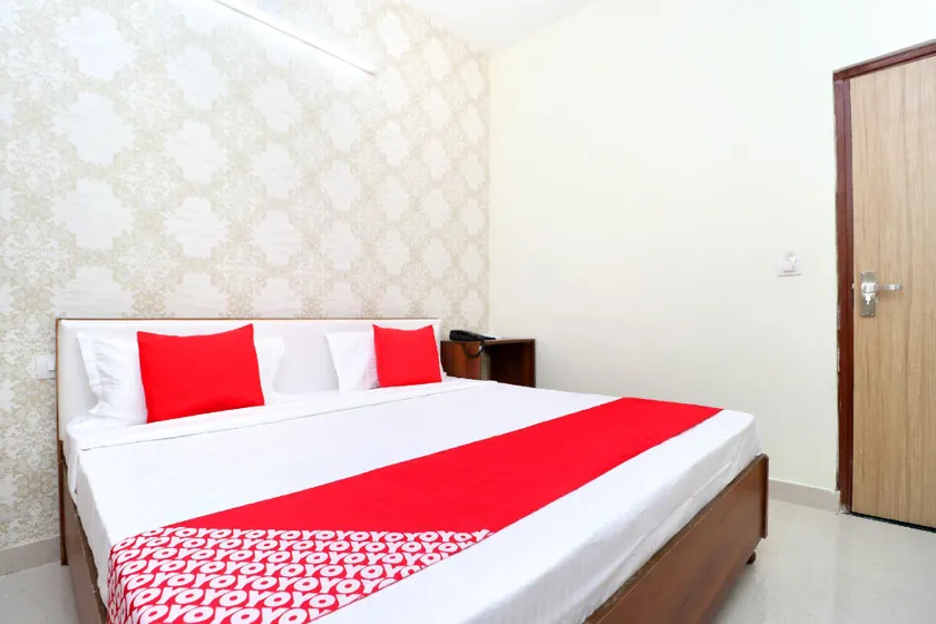 OYO 36827 Hotel B Town - Image 1