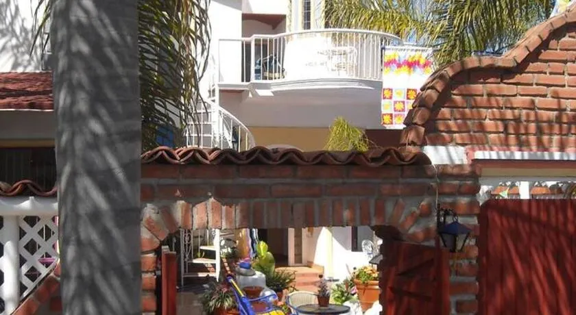 Welcome to Casa Viva Mexico 3-bedrooms 2-bathroms 6-Guests close to Shoping Center & Beach - Image 1