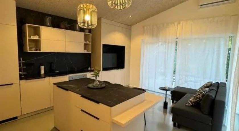 Oasis Airport Apartments and Rooms - Image 1