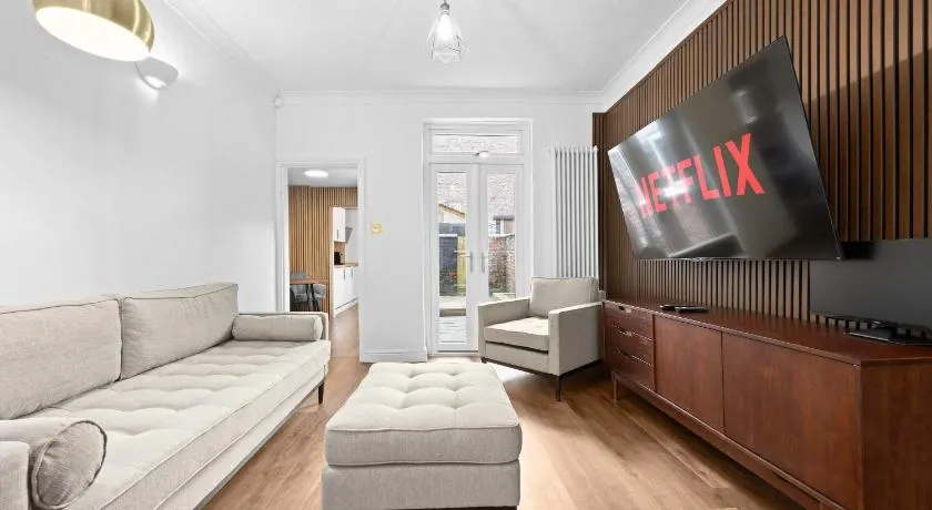 2 Bed Hale Home Free Parking Pet Friendly - Image 1