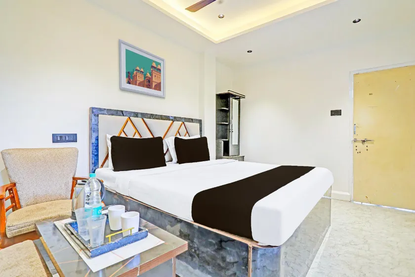 OYO 24 Rooms - Image 1