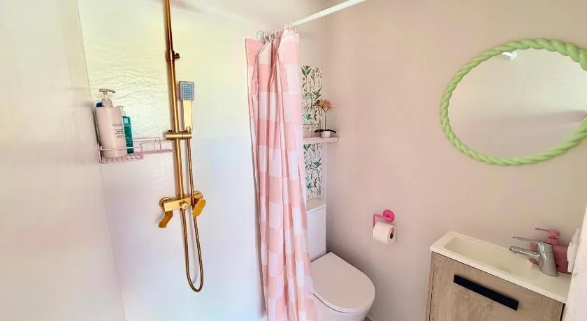 Habitación con baño y cocina - Image 1