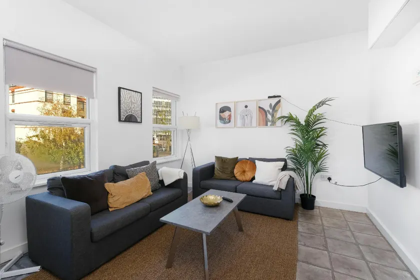 West Ealing Serviced Apts- 2 Bedroom 2 Bath Parking Near Station with Off Street Parking By 360Stays - Image 1