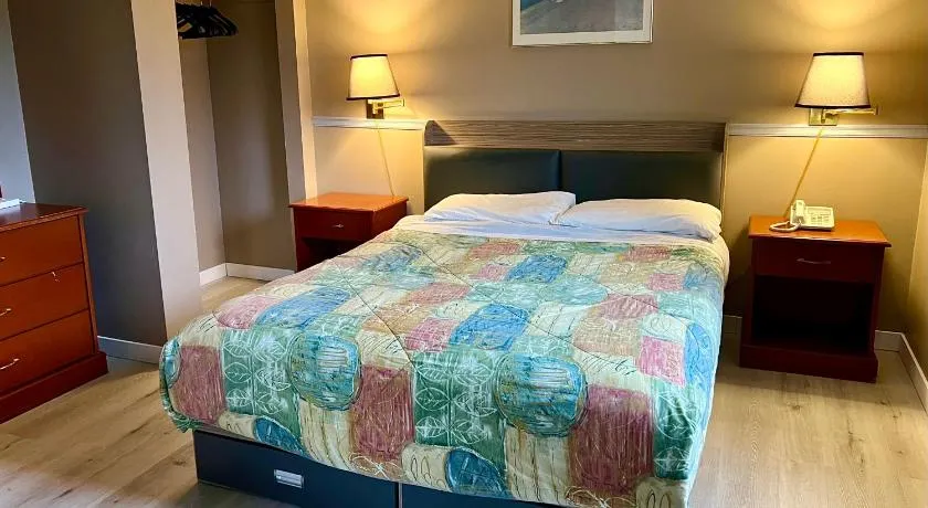 Valemount Hotel - Image 1