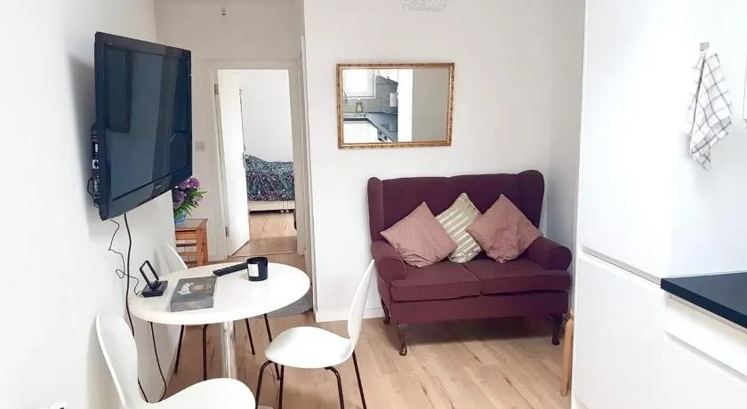 Bright 1 bedroom guest house - Image 1