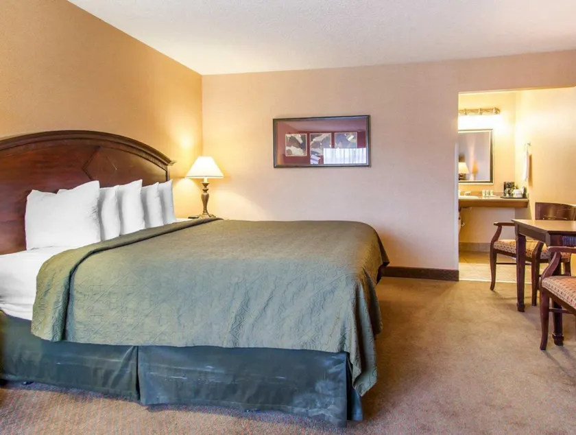 Quality Inn & Suites Airport Portland - Image 1