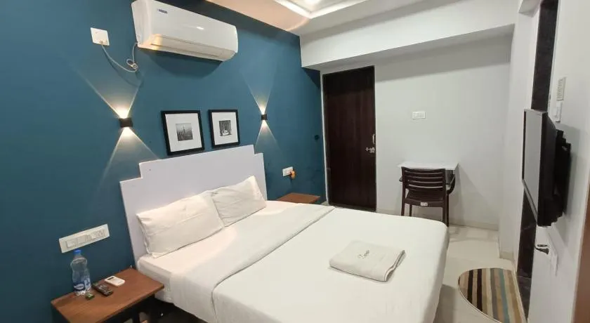 Cosy Room in Ranveer Studio - Image 1