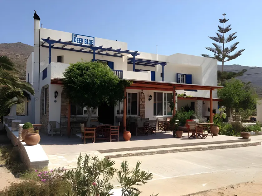 Deep Blue Rooms & Apartments - Image 1