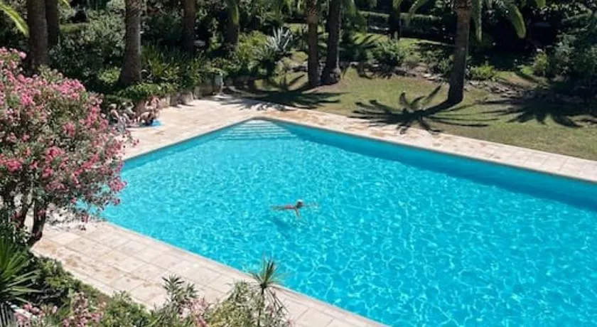 Petit deux pièces avec piscine - Image 1
