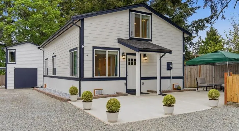 Spacious 5BR Home Parking 10 min Airport - Image 1
