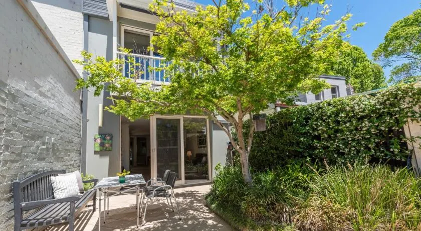 2BR Terrace on Leafy Tree-Lined Street - Image 1