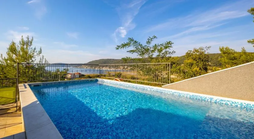 Apartamento en Supetarska Draga con Seaview, Balcón, Acondicionador, WIFI (3321-1) - Image 1