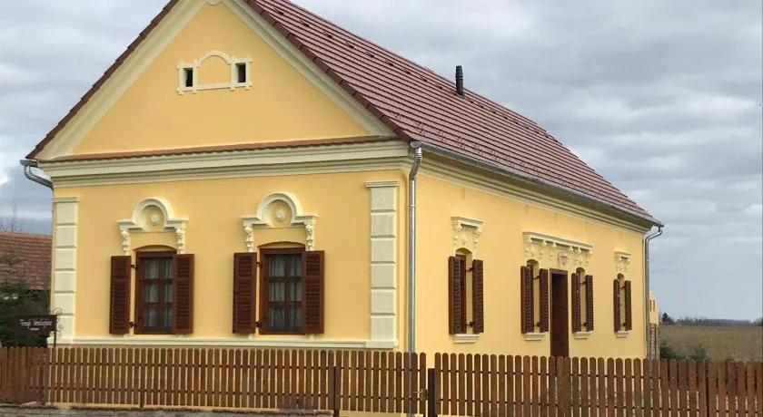 Porrogi Fenyő Vendégház - Image 1
