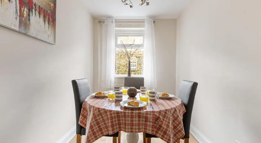 The Nook - Quaint Victorian Home With Free Parking - Image 1