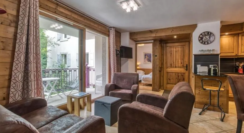 Villa Vallet- Newly renovated 2 bedroom nestled just off the main street - Image 1