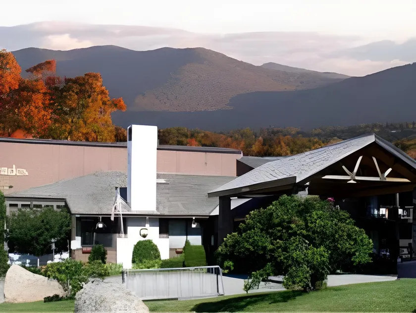 Cascades Lodge - Image 1