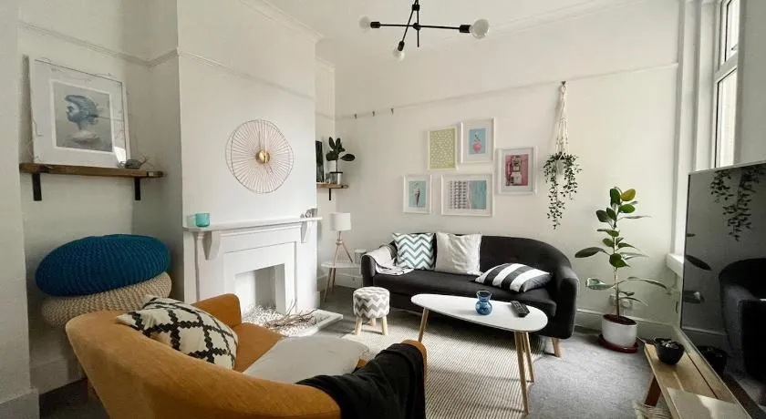 Stylish 3 bedroom townhouse with Garden - Image 1