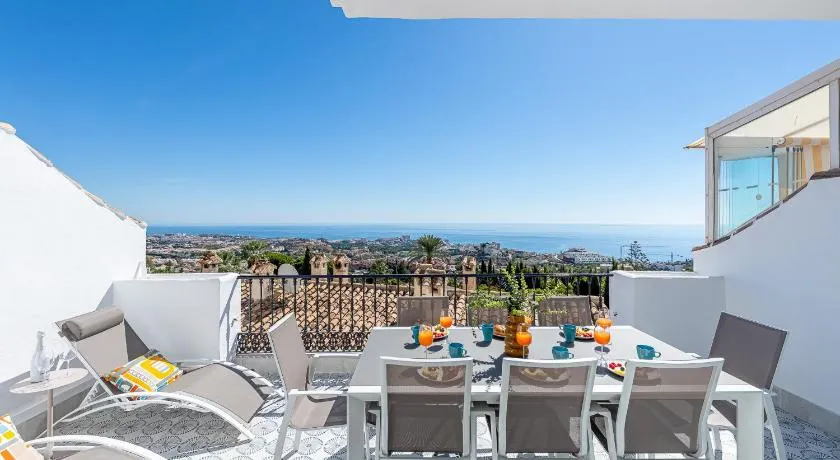 797 HOLIDAY RENTALS-Blue Pearl, Luxury Apartment with Stunning Views - Image 1