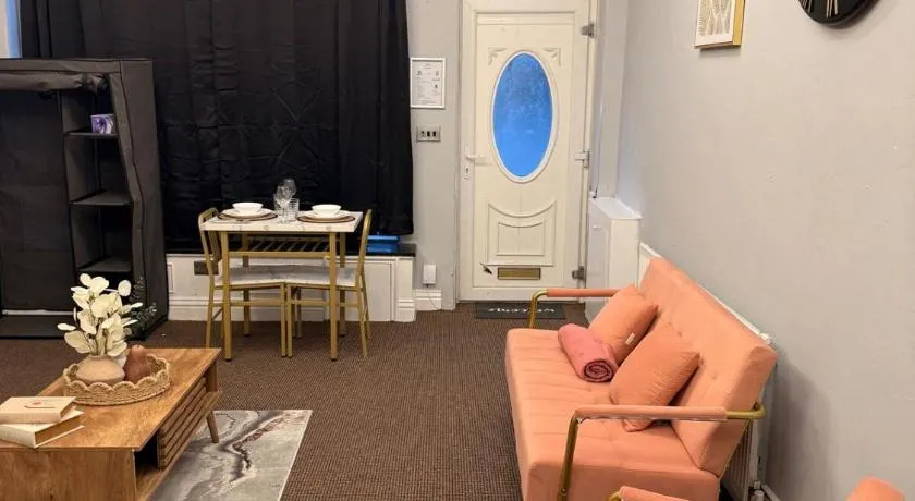 Comfortable Studio - Oldham Centre - Free Parking - Easy Manchester Access - Image 1