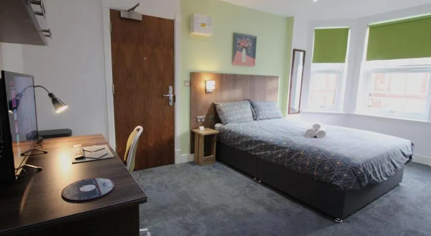 Victoria House - Deluxe Studios in Coventry City Centre, free parking, by COVSTAYS - Image 1