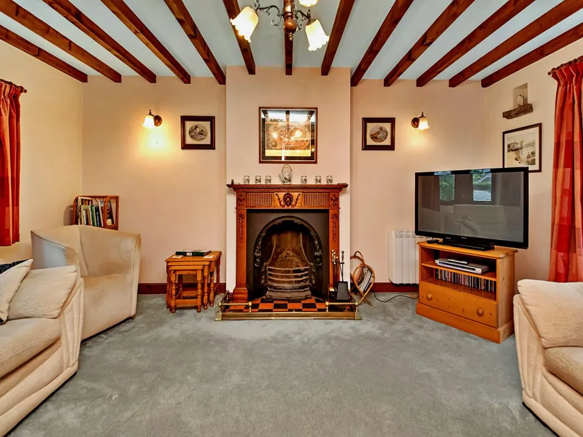 Cottage in Alstonefield near Peak District Trails - Image 1