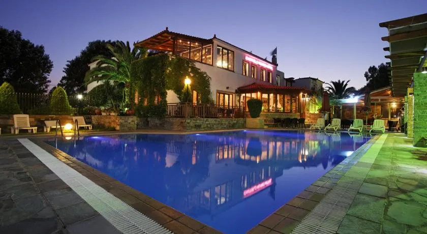 Castello Rosso Hotel - Image 1