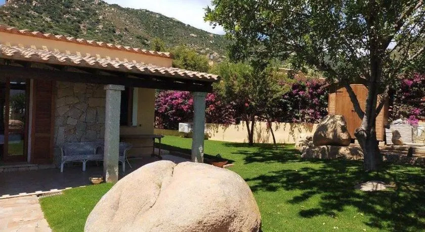 Villa con terrazza, giardino e griglia | Vista sul giardino - Image 1