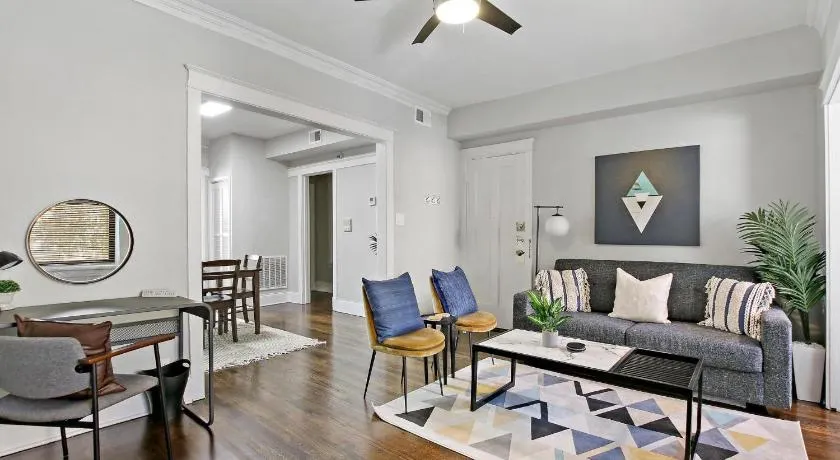 Chic & Comfy 2BR Sunnyside Home near Shops - Image 1