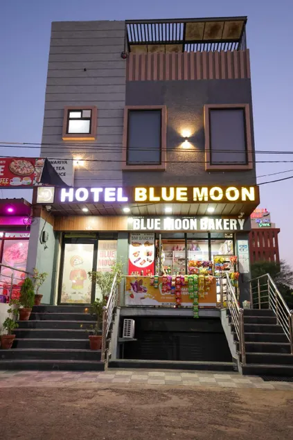HOTEL BLUEMOON - Image 1