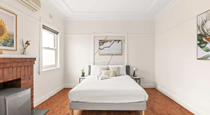 Comfortable & Affordable Stay in Padstow - Queen Room Retreat - Shared Bathroom - Image 1