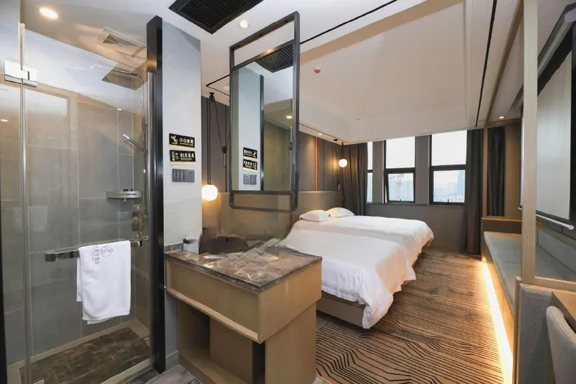 Lvyue Luxury Hotel - Image 1