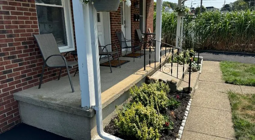 Historic Downtown Willoughby District 2BD Walkable Charm - Image 1