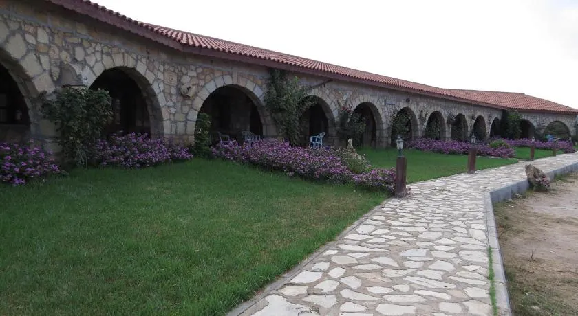 Elausa Hotel & Restaurant - Image 1