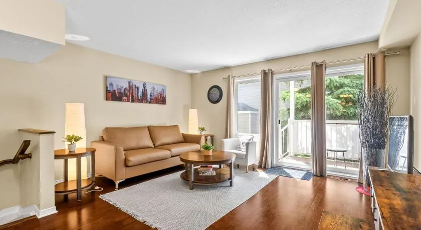 SimplyLovely Modern Condo Near Downtown Ottawa with Free Parking and Patio - Image 1