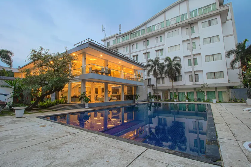 Grand Arjuna Hotel - Image 1