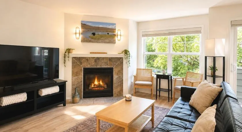 NEW Sleeps 8 Ballard Townhouse - Image 1