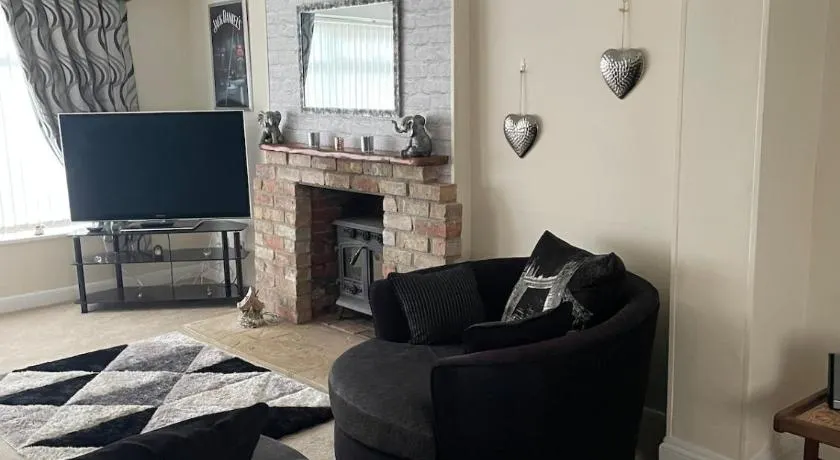 Large 4 bedroom house - Image 1
