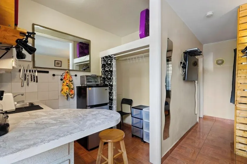 Bright 2BR Getaway | BBQ, Garden & Parking - Image 1