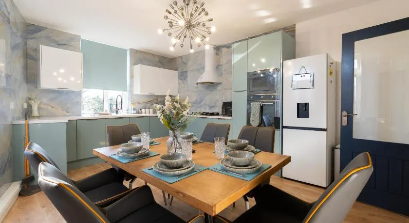 Warden Home-9 Guests-4 bedrooms-Near Etihad Stadium & CO-OP Arena-100 - near Train Station & Bus Station - Image 1
