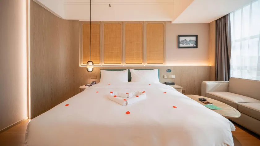 Baoyue Agarwood International Hotel (Haikou Qilou Old Street Friendship Sunshine City Branch) - Image 1
