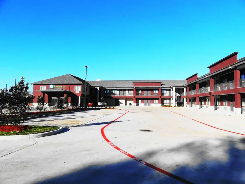 SureStay by Best Western Baytown - Image 1