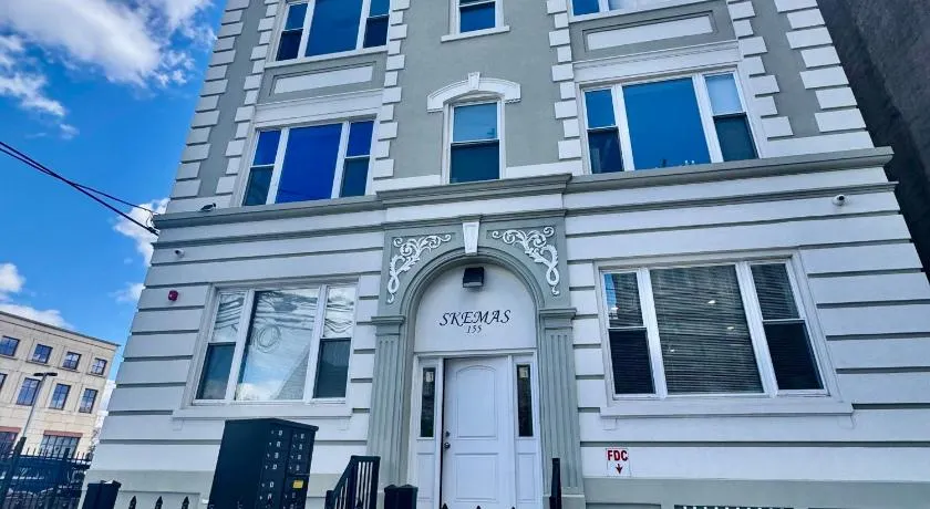 Grand Luxury 1BR Penthouse near Newark Airport - Image 1