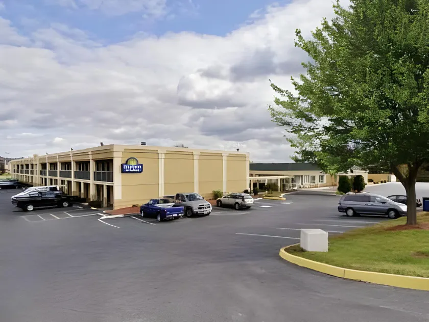 Days Inn & Suites by Wyndham York - Image 1