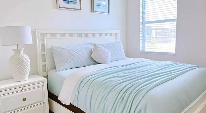 Bright Guest Room in Luxury Villa - Resort Community - Near Disney - Shared Bath - Image 1