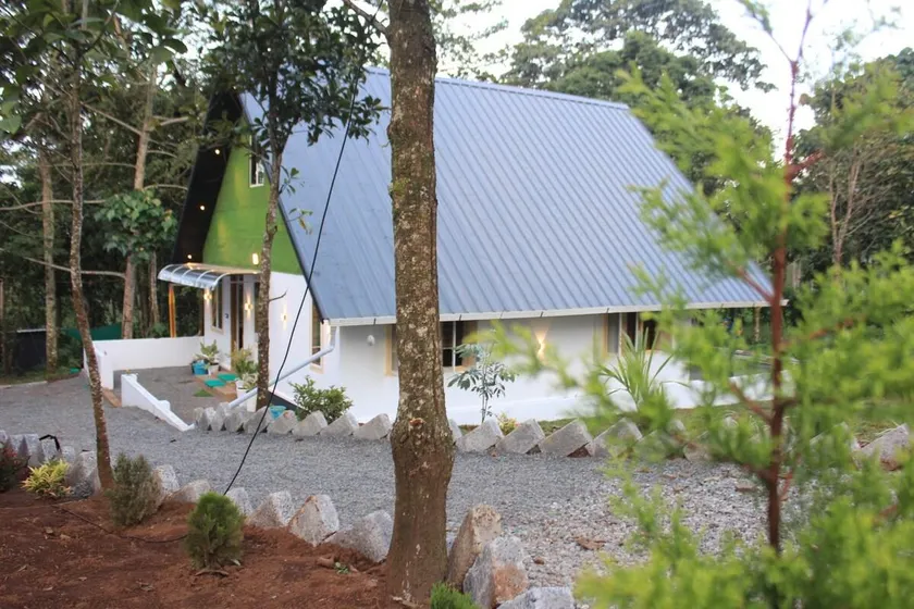 2BHK Homestay at Vagamon with Pool, Campfire and BBQ- Oakwood Oasis - Image 1