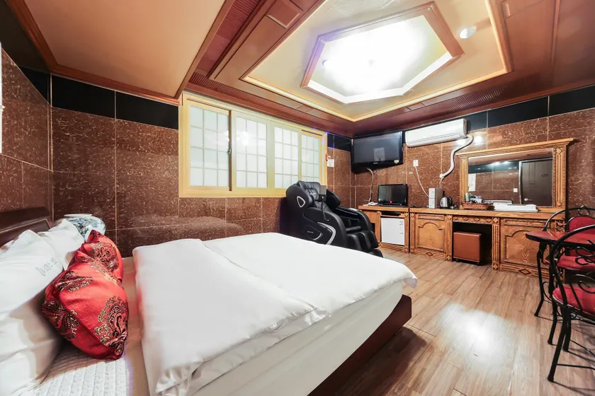 Busan Goejeong Romance - Image 1