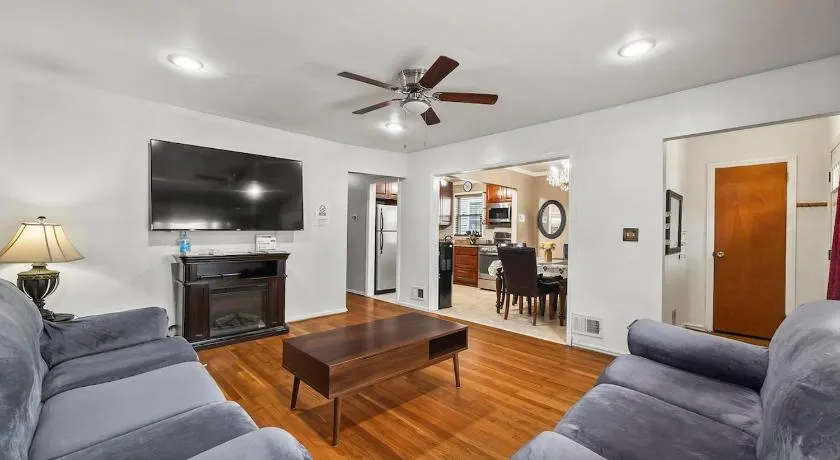 Spacious Family Friendly 3BDR Home near NYC, Outdoor Porch, 2 FREE Parking Space, 8min Walk to Train Station, Close to EWR, Manhattan - Image 1