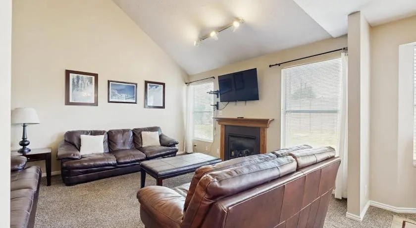 Roomy townhouse with full kitchen private hot tub & patio - near skiing - Image 1