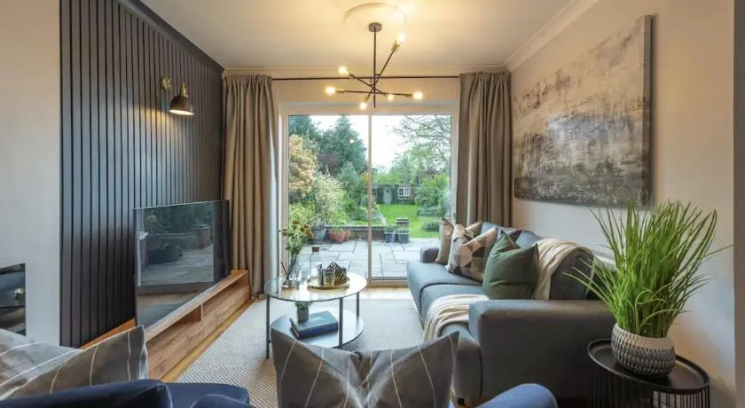 Large Luxury Solihull 5 Bedroom House - The Residence - Close to NEC - Sleeps 9 - Image 1